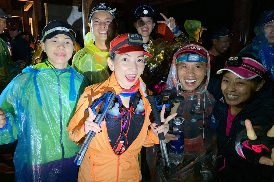 Vietnam Mountain Marathon 2019 khai màn trong đêm mưa, VĐV “cúng face” cầu may mắn Vietnam Mountain Marathon 2019 khai màn trong đêm mưa, VĐV “cúng face” cầu may mắn
