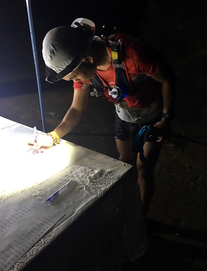Vietnam Mountain Marathon 2019 khai màn trong đêm mưa, VĐV “cúng face” cầu may mắn Vietnam Mountain Marathon 2019 khai màn trong đêm mưa, VĐV “cúng face” cầu may mắn