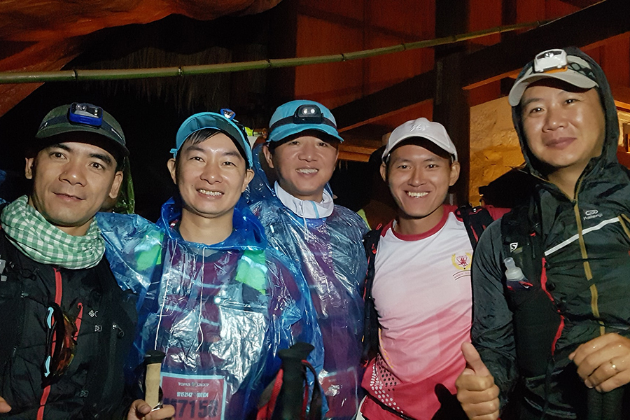 Vietnam Mountain Marathon 2019 khai màn trong đêm mưa, VĐV “cúng face” cầu may mắn Vietnam Mountain Marathon 2019 khai màn trong đêm mưa, VĐV “cúng face” cầu may mắn