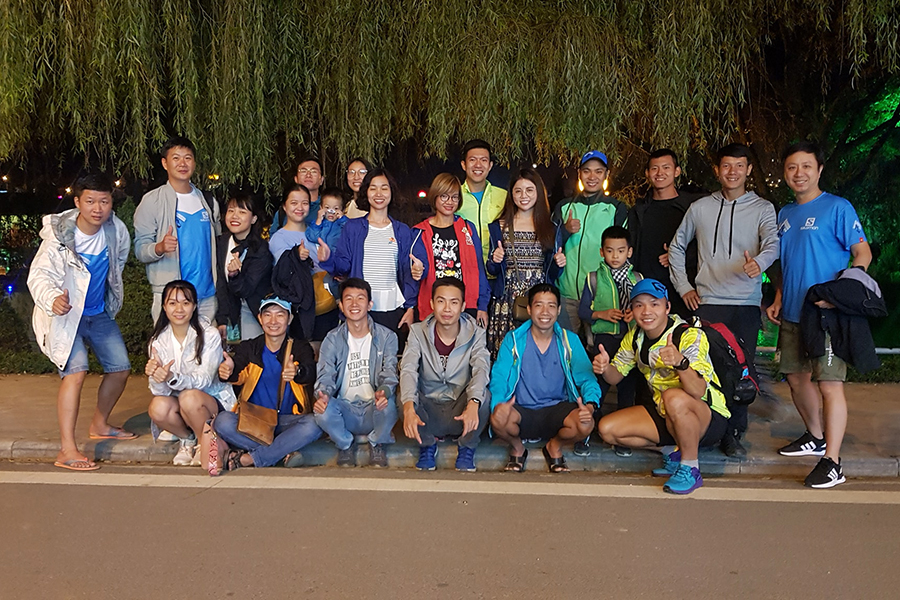 Vietnam Mountain Marathon 2019 khai màn trong đêm mưa, VĐV “cúng face” cầu may mắn Vietnam Mountain Marathon 2019 khai màn trong đêm mưa, VĐV “cúng face” cầu may mắn