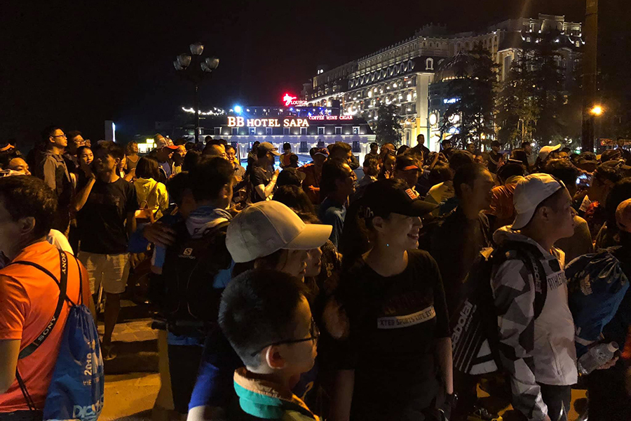 Vietnam Mountain Marathon 2019 khai màn trong đêm mưa, VĐV “cúng face” cầu may mắn Vietnam Mountain Marathon 2019 khai màn trong đêm mưa, VĐV “cúng face” cầu may mắn