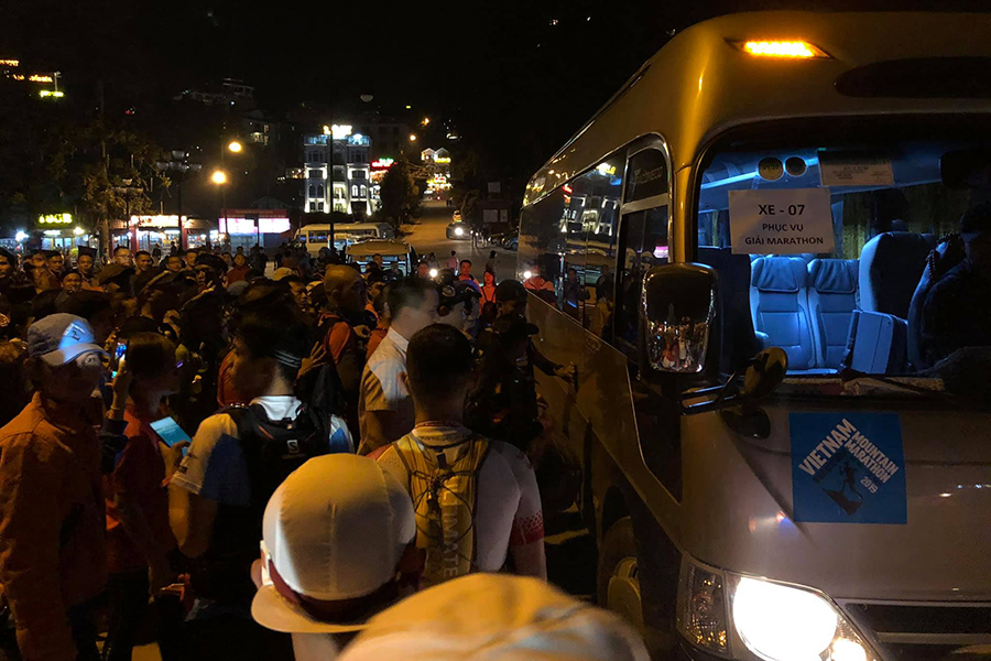 Vietnam Mountain Marathon 2019 khai màn trong đêm mưa, VĐV “cúng face” cầu may mắn Vietnam Mountain Marathon 2019 khai màn trong đêm mưa, VĐV “cúng face” cầu may mắn