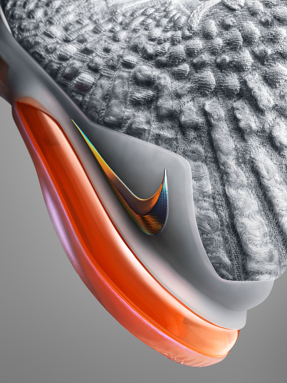 Soi cận cảnh Nike LeBron 17, siêu phẩm công nghệ của Nike và King James