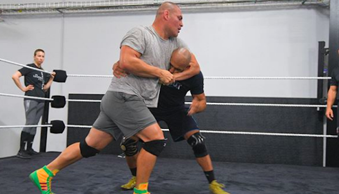 Cain Velasquez muốn đấu đô vật với The Rock