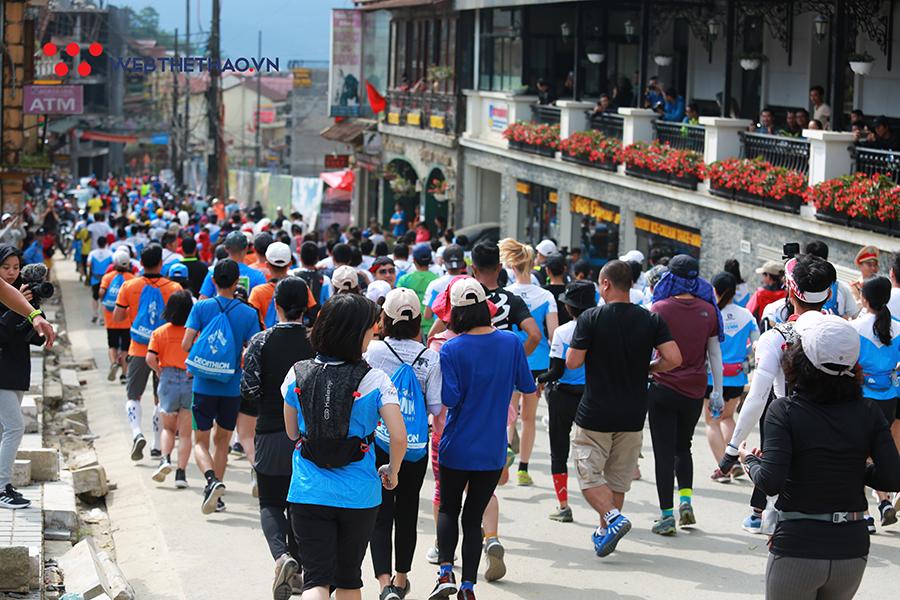 “Biển người xanh” VĐV Vietnam Mountain Marathon 2019 khiến thị trấn Sa Pa náo nhiệt “Biển người xanh” VĐV Vietnam Mountain Marathon 2019 khiến thị trấn Sa Pa náo nhiệt