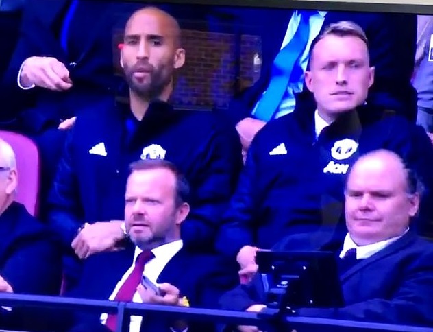 Bí ẩn về lời nói của sếp MU với Phil Jones trên khán đài