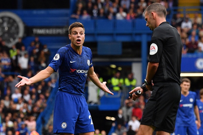 CĐV Chelsea phản ứng đau khổ về bàn thắng bị VAR từ chối trước Liverpool