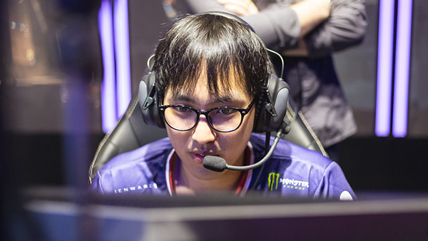 Doublelift lý giải tại sao LEC lại mạnh hơn LCS