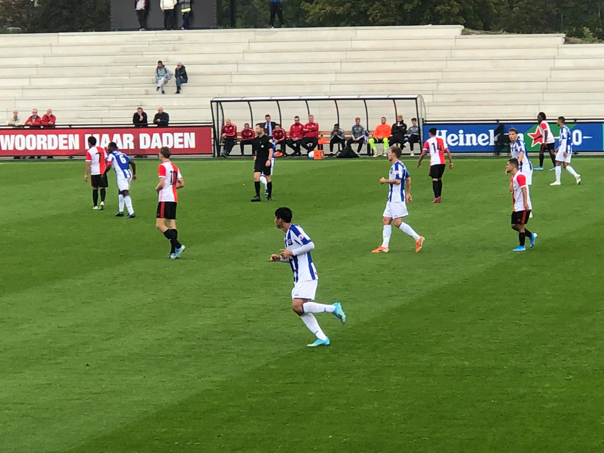 Văn Hậu cắt bóng như Van Dijk trong trận ra mắt Heerenveen