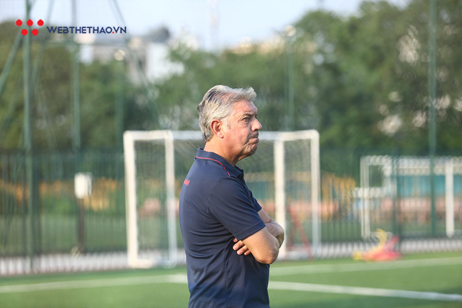 GĐKT Jurgen Gede lặng lẽ thị sát ĐTQG và U22 Việt Nam
