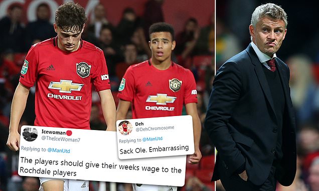 CĐV MU trút giận vào thầy trò Solskjaer sau trận gặp Rochdale