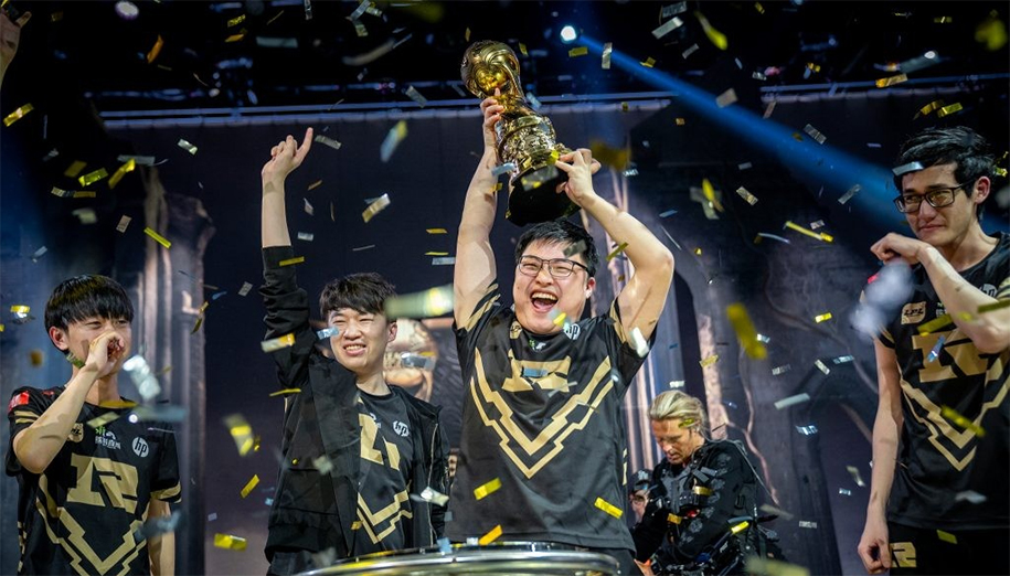Đội tuyển CKTG 2019: Royal Never Give Up - Hoàng gia gặp khốn