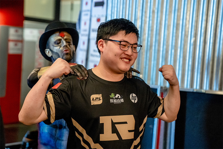 Đội tuyển CKTG 2019: Royal Never Give Up - Hoàng gia gặp khốn