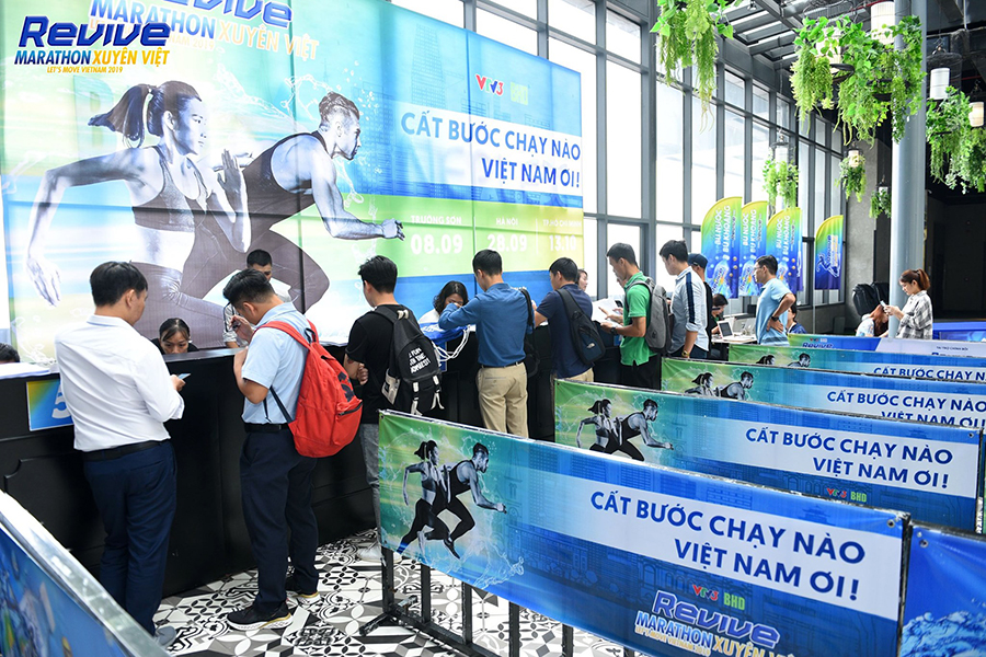 Chạy bộ mỗi ngày: Revive Marathon Xuyên Việt 2019 chào đón VĐV tại Hà Nội