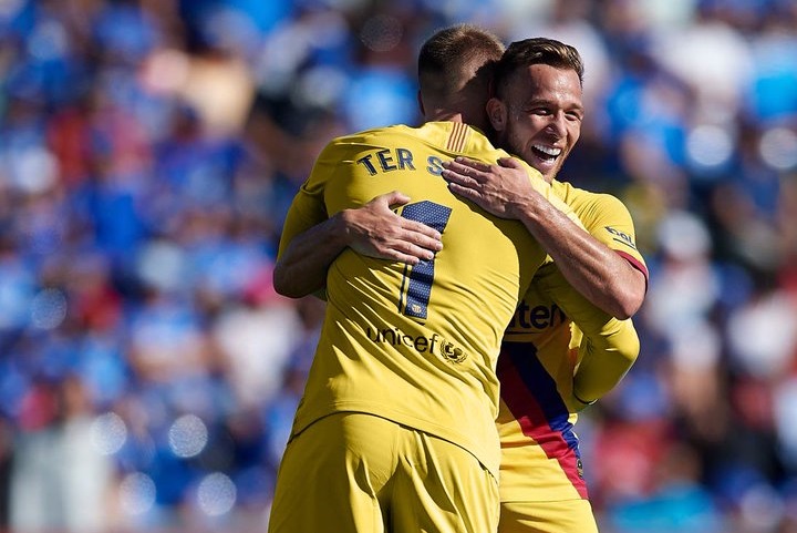 Thủ môn của Barca làm nên lịch sử với pha kiến tạo trước Getafe