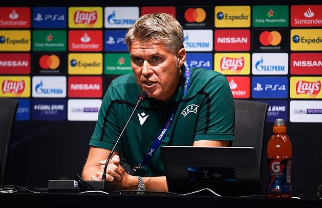 Công nghệ VAR được trọng tài UEFA hướng dẫn cách bắt việt vị