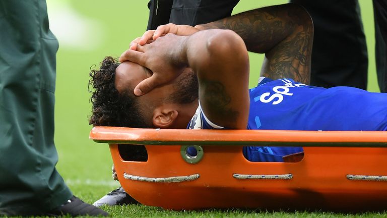 Walcott nhập viện sau cú sút sấm sét ở trận Man City vs Everton