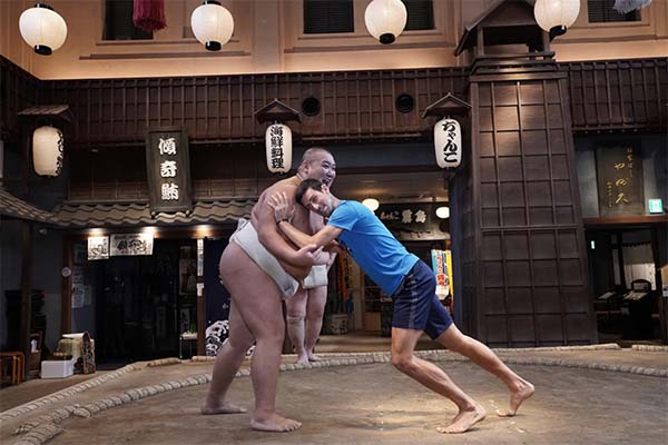 Djokovic trải nghiệm với sumo và kiểm tra vai ở Japan Open