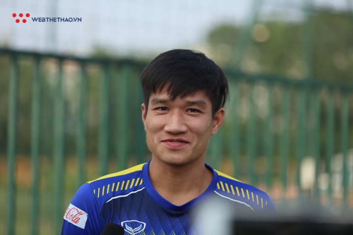 Tân binh U22 Việt Nam lo lắng khi tập luyện trên mặt cỏ nhân tạo