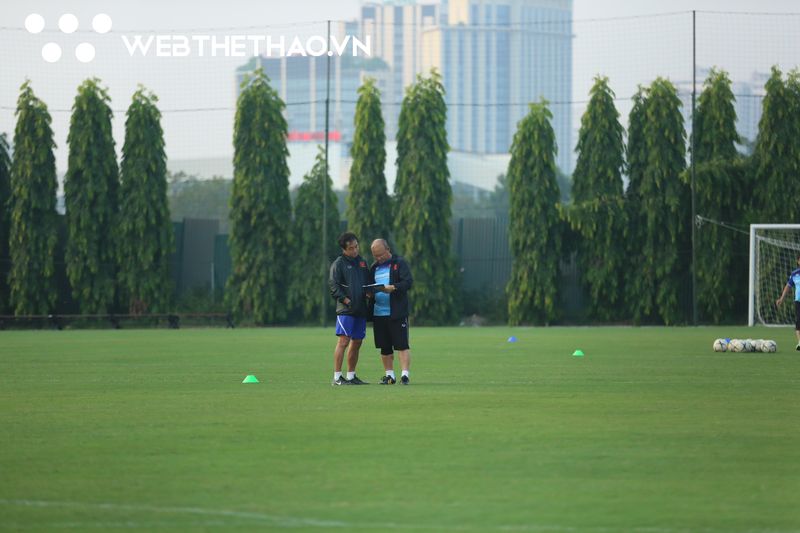 Thầy Park cùng trợ lý nghiền ngẫm chiến thuật cho ĐT Việt Nam