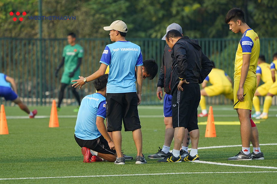 Tuyển thủ U22 Việt Nam bị chấn thương nhận được sự ân cần từ thầy Park