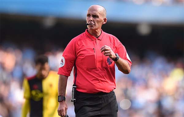 Mike Dean từ trọng tài Premier League đến caddy sân golf