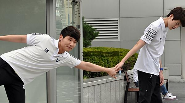 Kingzone thay thế toàn bộ dàn HLV sau LCK Mùa Hè