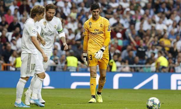 Courtois trải qua 45 phút ác mộng với Real Madrid ở Cúp C1