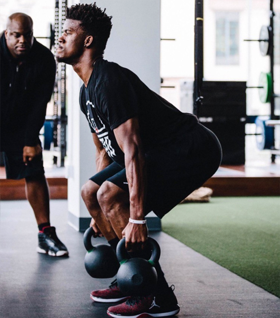 Jimmy Butler chơi trội ở Miami khi đến trại tập trung lúc… 3 giờ sáng Jimmy Butler chơi trội ở Miami khi đến trại tập trung lúc… 3 giờ sáng