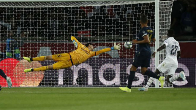 Lý do thực sự khiến Courtois liên tục nhận bàn thua với Real Madrid