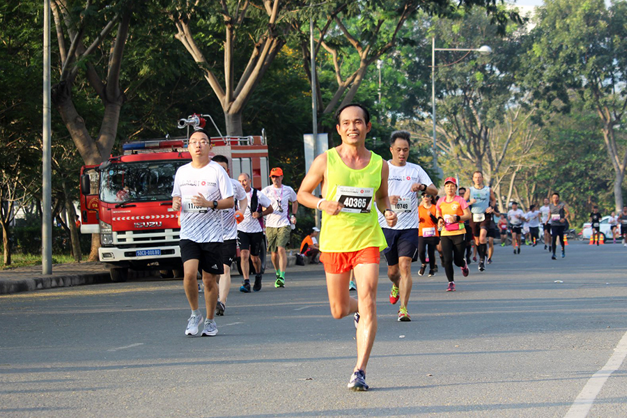 VĐV “chạy chấp 20 phút” để quyên tiền từ thiện tại VPBank Hanoi Marathon 2019