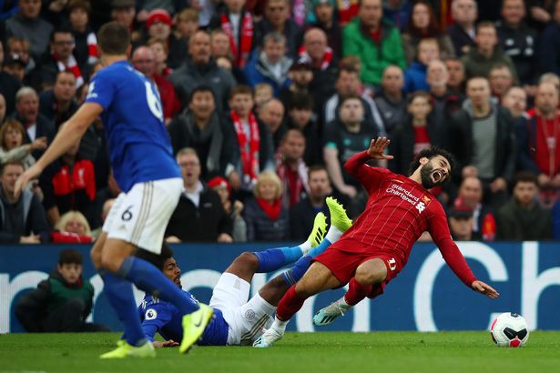 HLV Jurgen Klopp muốn rút thẻ đỏ với cầu thủ khiến Salah chấn thương