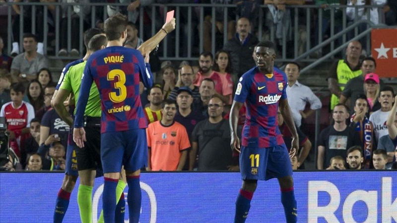 Messi đã cố gắng cứu Dembele khỏi nhận thẻ đỏ vì... kém ngoại ngữ