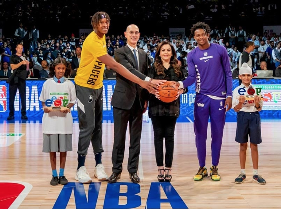 Máy bay Sacramento Kings bị sét đánh trên đường trở về từ NBA India Games