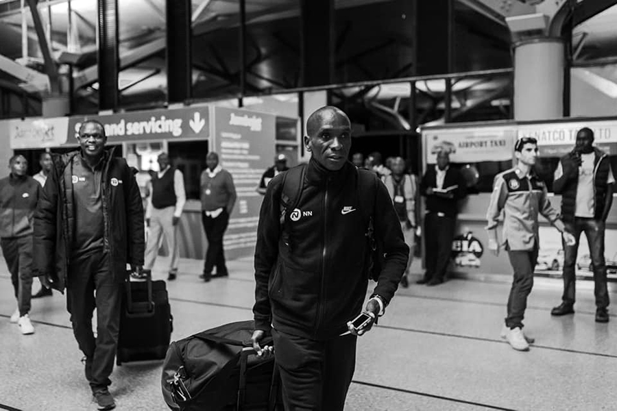 Eliud Kipchoge đặt chân đến Áo, sung mãn chờ xô đổ “bức tường sub2 marathon” Eliud Kipchoge đặt chân đến Áo, sung mãn chờ xô đổ “bức tường sub2 marathon”