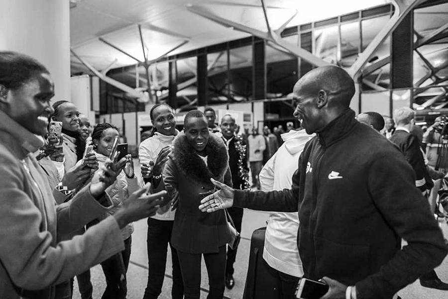 Eliud Kipchoge đặt chân đến Áo, sung mãn chờ xô đổ “bức tường sub2 marathon” Eliud Kipchoge đặt chân đến Áo, sung mãn chờ xô đổ “bức tường sub2 marathon”