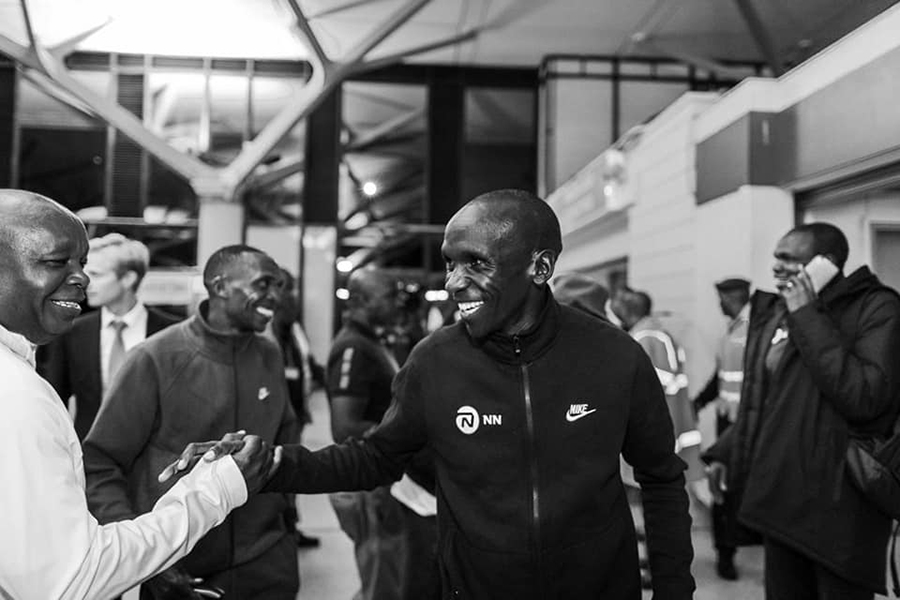 Eliud Kipchoge đặt chân đến Áo, sung mãn chờ xô đổ “bức tường sub2 marathon” Eliud Kipchoge đặt chân đến Áo, sung mãn chờ xô đổ “bức tường sub2 marathon”