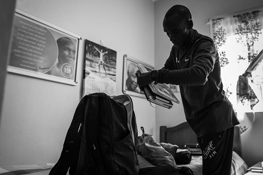 Eliud Kipchoge đặt chân đến Áo, sung mãn chờ xô đổ “bức tường sub2 marathon” Eliud Kipchoge đặt chân đến Áo, sung mãn chờ xô đổ “bức tường sub2 marathon”
