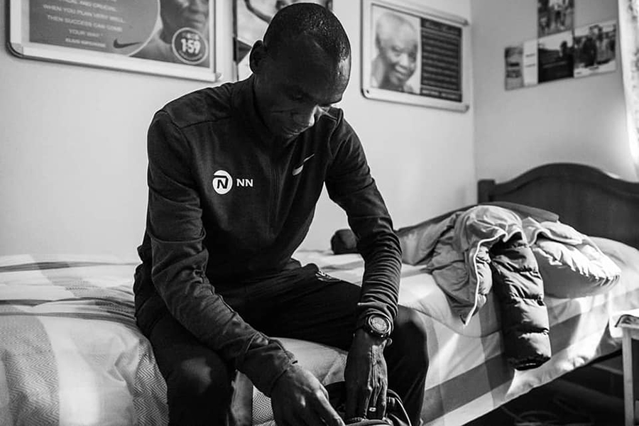 Eliud Kipchoge đặt chân đến Áo, sung mãn chờ xô đổ “bức tường sub2 marathon” Eliud Kipchoge đặt chân đến Áo, sung mãn chờ xô đổ “bức tường sub2 marathon”