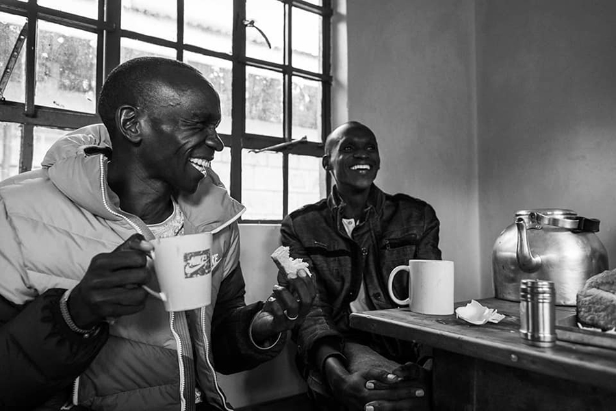 Eliud Kipchoge đặt chân đến Áo, sung mãn chờ xô đổ “bức tường sub2 marathon” Eliud Kipchoge đặt chân đến Áo, sung mãn chờ xô đổ “bức tường sub2 marathon”