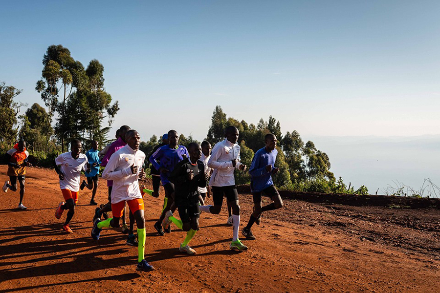 Eliud Kipchoge đặt chân đến Áo, sung mãn chờ xô đổ “bức tường sub2 marathon” Eliud Kipchoge đặt chân đến Áo, sung mãn chờ xô đổ “bức tường sub2 marathon”