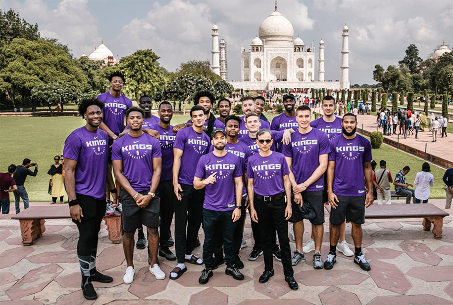Máy bay Sacramento Kings bị sét đánh trên đường trở về từ NBA India Games