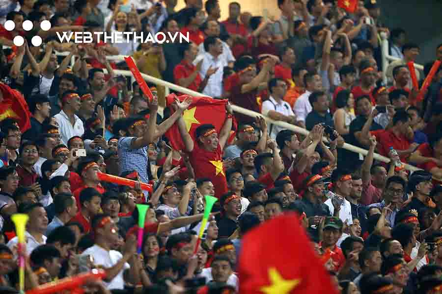 "Kèn vuvuzela khiến các cầu thủ khó khăn khi trao đổi trong trận đấu"