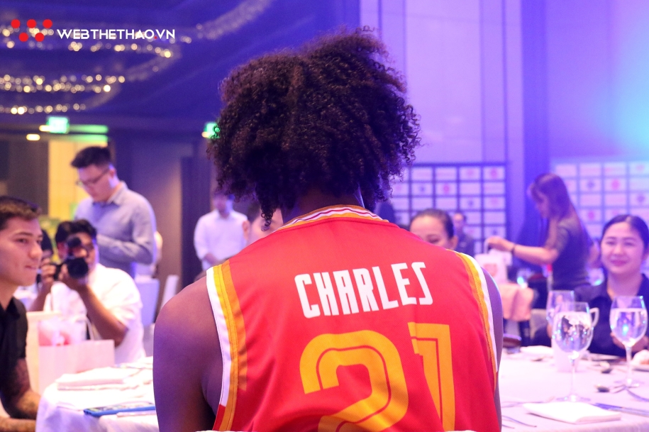 Ấn tượng hình ảnh Christien Charles trong mẫu áo mới của Saigon Heat