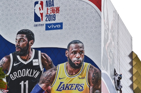 Banner trận đấu giữa Nets và Lakers đã bị tháo dỡ hoàn toàn
