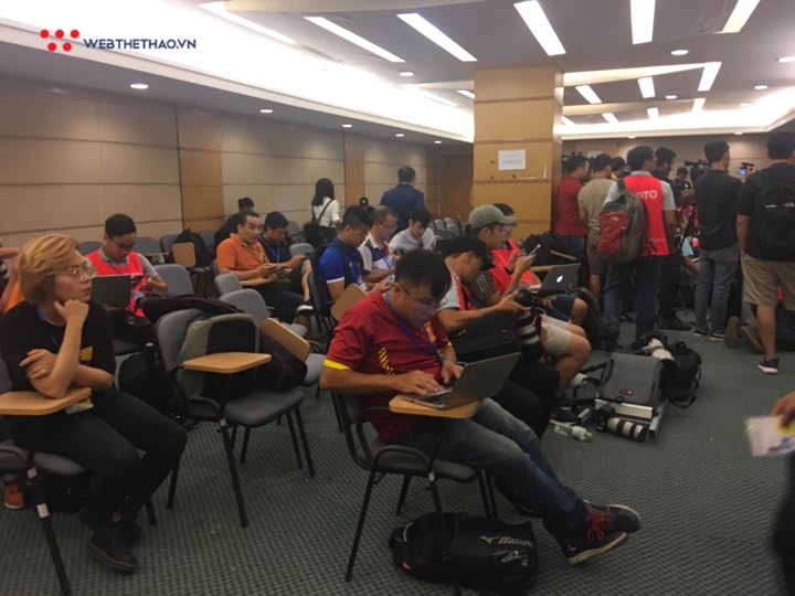 Malaysia thua Việt Nam, phóng viên đội khách bỏ ra về