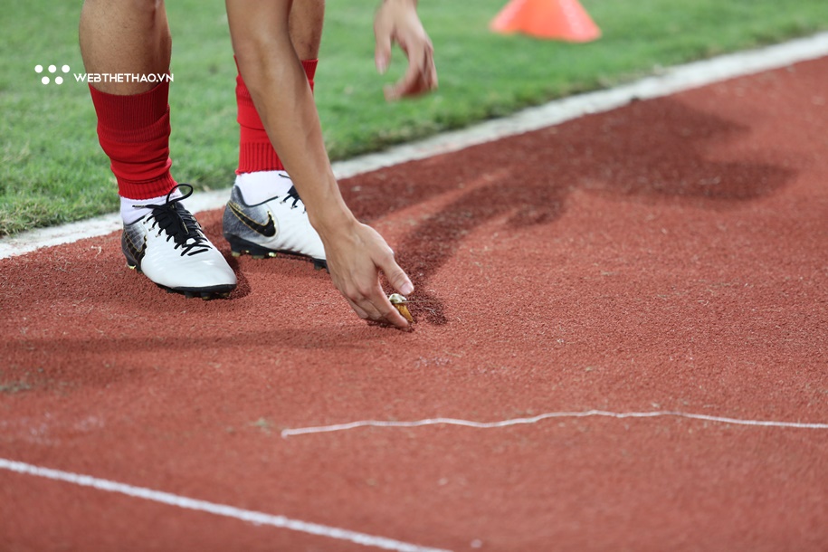 Hành động đáng yêu của Hồng Duy ở chiến thắng trước Malaysia