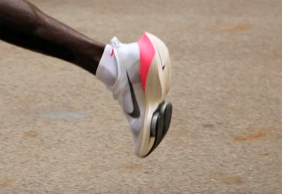 Soi bên trong cực phẩm giày giúp Eliud Kipchoge phá cột mốc marathon 2 giờ Soi bên trong cực phẩm giày giúp Eliud Kipchoge phá cột mốc marathon 2 giờ