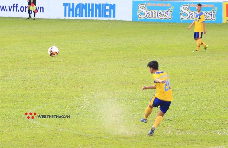 Sân Pleiku bì bõm nước, cầu thủ "thủy chiến" ở U21 Quốc gia 2019