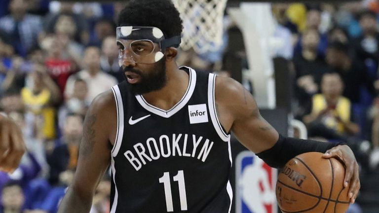 Kyrie Irving tái phát chấn thương chỉ sau 1 phút thi đấu